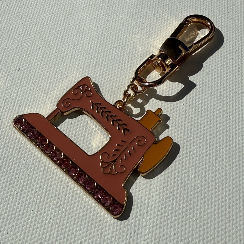 Sewing Machine Charm/Keychain Pink - Picture 7 of 8